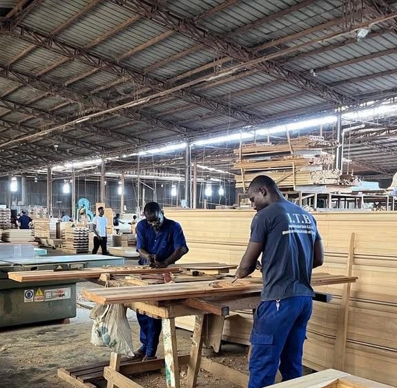 Artisans I.T.B. au travail dans l'atelier de menuiserie